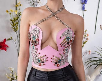 Corsé rosa con manos de pedrería: Alta costura con cadena de cuero vegano