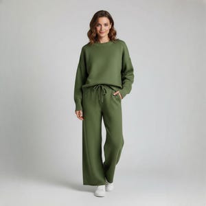 Completo da casa in maglia morbida da donna, composto da maglione e pantaloni a gamba larga. Completo di lusso a due pezzi, pigiama minimalista per il relax, regalo premium e accogliente per lei. Caldo