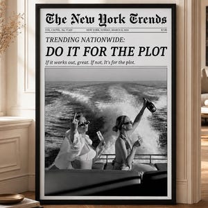 Può includere: Un poster incorniciato con un layout in stile giornale intitolato The New York Trends. Il titolo recita TRENDING NATIONWIDE: DO IT FOR THE PLOT. Sotto, una fotografia in bianco e nero mostra due persone su una barca con bevande e spruzzi.