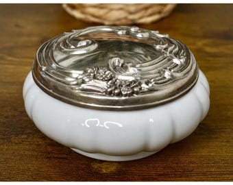 Caja de baratijas/tarro de tocador Art Déco vintage de plata y porcelana blanca de 4,5" x 2,5"