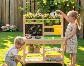 Cozinha de barro em madeira com jardineira, quadro-negro, pia, fogão e prateleiras de armazenamento.