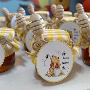 Puede incluir: Un juego de tres tazas de cerámica con un acabado mate moteado. Las tazas son de color crema, gris claro y gris oscuro. Cada taza tiene un diseño simple y minimalista y un asa redondeada.