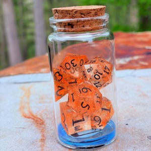 Juego de dados Cinder Bloom / Hecho a mano con purpurina naranja transparente y bordes afilados, dados poliédricos de resina artesanal para juegos de rol, regalo único para D&D
