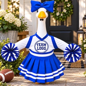 K&ouml;nnte beinhalten: Eine wei&szlig;e G&auml;nsefigur in einem blau-wei&szlig;en Cheerleader-Outfit mit einer passenden blauen Schleife auf dem Kopf. Das Outfit besteht aus einem Oberteil mit V-Ausschnitt, dem Text "TEAM LOGO" in einem Kreis und einem Faltenrock. Sie h&auml;lt Pompons.