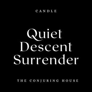以下が含まれることがあります： 黒い背景に白い文字。「CANDLE」の文字が上部にあります。その下に、より大きくエレガントなフォントで「Quiet Descent Surrender」と書かれています。下部には「THE CONJURING HOUSE」と書かれています。