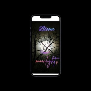 Puede incluir: Un teléfono inteligente muestra una escena nocturna con una luna llena brillando a través de las ramas silueteadas de los árboles. Las palabras "Bloom in the moonlight" están escritas en una fuente degradada púrpura y rosa.