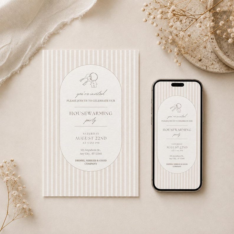Puede incluir: Una tarjeta de invitaci&oacute;n rectangular para una fiesta de inauguraci&oacute;n y un tel&eacute;fono inteligente que muestra el mismo dise&ntilde;o. Ambos presentan un fondo de rayas verticales beige y blanco con un marco central arqueado que contiene un icono de llave y texto.