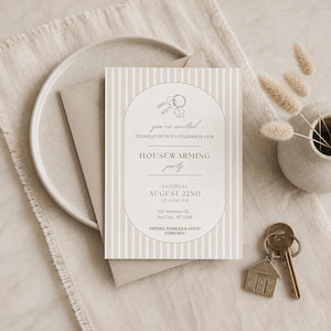 Puede incluir: Una tarjeta de invitaci&oacute;n rectangular para una fiesta de inauguraci&oacute;n con rayas verticales beige y blancas. El centro presenta un marco arqueado que contiene el texto: you're invited, PLEASE JOIN US TO CELEBRATE OUR HOUSEWARMING party, SATURDAY AUGUST 22ND AT 5:00 PM, 123 Anywhere St., Any City, ST 12345, DRINKS, NIBBLES & GOOD COMPANY.