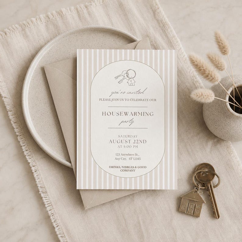 Puede incluir: Una tarjeta de invitaci&oacute;n rectangular para una fiesta de inauguraci&oacute;n con rayas verticales beige y blancas. El centro presenta un marco arqueado que contiene el texto: you're invited, PLEASE JOIN US TO CELEBRATE OUR HOUSEWARMING party, SATURDAY AUGUST 22ND AT 5:00 PM, 123 Anywhere St., Any City, ST 12345, DRINKS, NIBBLES & GOOD COMPANY.