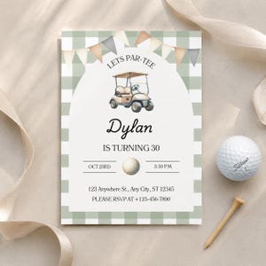 Puede incluir: Una tarjeta de invitación de cumpleaños rectangular con un borde de cuadros verde salvia y blanco, un arco central, una ilustración de carrito de golf y banderines. El texto dice: LETS PAR-TEE, Dylan IS TURNING 30, OCT 23RD, 3:30 PM, 123 Anywhere St., Any City, ST 12345, PLEASE RSVP AT +123-456-7890.