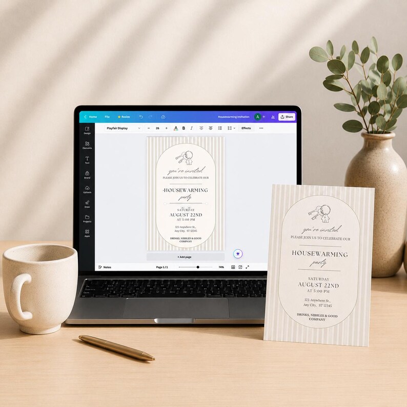 Puede incluir: Un ordenador port&aacute;til que muestra una plantilla de invitaci&oacute;n para una fiesta de inauguraci&oacute;n con fondo de rayas y marco ovalado, junto a una versi&oacute;n impresa, una taza de cer&aacute;mica y un bol&iacute;grafo dorado sobre una superficie plana.