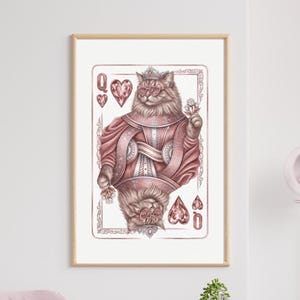Poster „Königliche Herzkönigin“ – Lustiges Katzen-Spielkartenmotiv, kokette rosa Deko, süßes Wandbild mit Langhaarkatze, Digitaldruck.