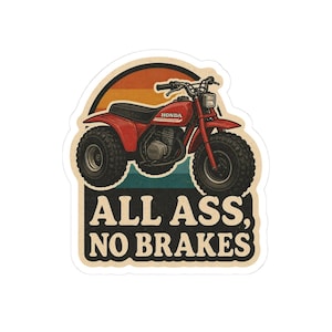 Könnte beinhalten: Ein Aufkleber mit einem roten Honda Dreirad-ATV mit dem Text "ALL ASS, NO BRAKES". Das Design beinhaltet einen Retro-Sonnenuntergang und türkisfarbene Streifen. Das ATV hat große, schwarze Reifen und einen schwarzen Sitz.