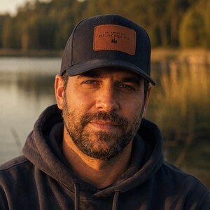 アメリカーナ・フィールドガイド社製 レザーパッチ付きダッドハット | アウトドア、キャンプ用ベースボールキャップ