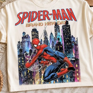 Projekt koszulki z grafiką "Web Superhero Swinging City Night", retro-vintage clipart z komiksowym bohaterem, prezent urodzinowy dla chłopca z superbohaterem w formacie PNG