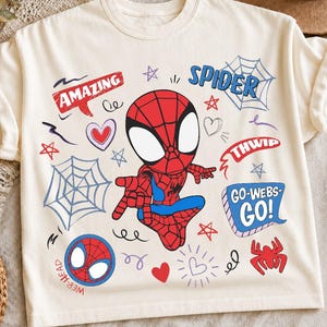 Fantastisk Web Hero Chibi Doodle T-shirtdesign, Superhjälte Barnfödelsedag Clipart, Serietidningsstil Tryck On Demand PNG