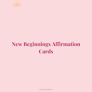 Può includere: Sfondo rosa chiaro con il testo "New Beginnings Affirmation Cards" in bordeaux. Una piccola illustrazione di un sole si trova nell'angolo in alto a sinistra. Il testo "Golden Aura Soul Studio" è in basso.