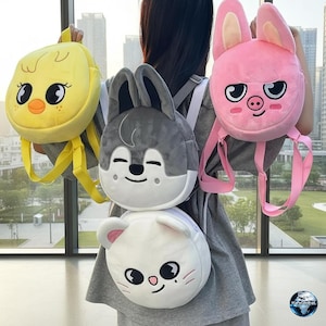 Peut inclure: Plusieurs sacs à dos en peluche en forme d'animaux de dessin animé. Les sacs à dos comprennent un poussin jaune, un loup gris, un chat blanc et un cochon rose. Chaque sac à dos a des bretelles réglables et un compartiment zippé.