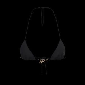 Puede incluir: Top de bikini negro con copas triangulares y tirantes anudados. Un charm dorado con las letras "TPE" está centrado en la parte delantera. El traje de baño está sobre un fondo negro.
