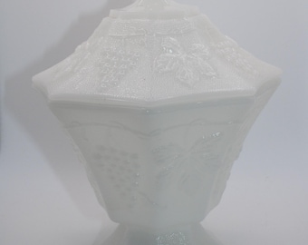 Dulcera vintage de vidrio opalino Anchor Hocking con tapa y pedestal, diseño de uvas.