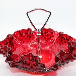 Könnte beinhalten: Ein Set aus drei Keramikbechern mit gesprenkelter, matter Oberfläche. Die Becher sind in Creme-, Hellgrau- und Dunkelgrautönen gehalten. Jeder Becher hat ein schlichtes, minimalistisches Design und einen abgerundeten Griff.