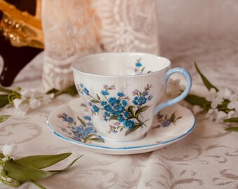 Taza y platillo vintage Royal Albert Forget Me Not, porcelana fina azul con estampado floral, fabricada en Inglaterra. Taza de té con pie.