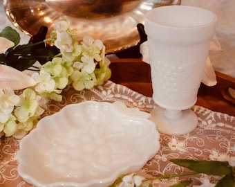 Juego de copa y plato de vidrio opalino vintage con diseño de uvas, copa de pedestal de vidrio blanco, decoración rústica.