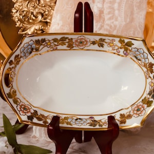 Piatto portagioie antico giapponese dipinto a mano con decorazioni floreali dorate e manico, stile vittoriano, risalente al 1890 circa.