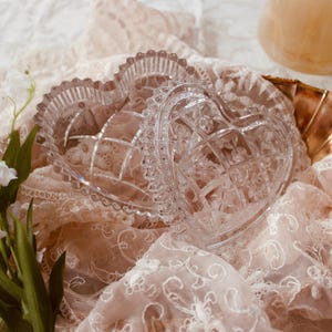Scatola portagioie vintage Mikasa Tender Love a forma di cuore in cristallo, piattino portagioie in cristallo con coperchio immagine 1