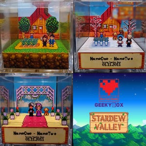 Könnte beinhalten: Vier transparente Acryl-Displaywürfel mit Pixelkunst-Szenen aus dem Videospiel Stardew Valley. Jeder Würfel zeigt eine andere Szene, darunter einen Bauernhof, eine Hochzeit und das Logo des Spiels. Die Würfel tragen den Text "NaneOne - NaneTwo" und das Datum "01.11.2011".