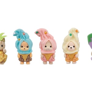 Pode incluir: Uma cole&ccedil;&atilde;o de oito figuras de animais em miniatura vestidas com fantasias com tema de frutas. As figuras incluem um urso, um coelho e um gato, cada um usando roupas que se assemelham a um mel&atilde;o, abacaxi e outras frutas. Os brinquedos est&atilde;o em um fundo branco.