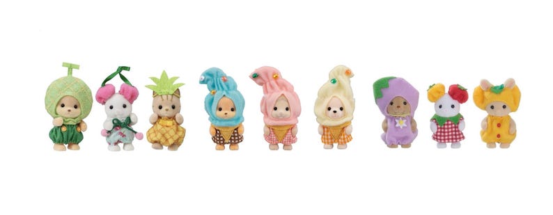 Pode incluir: Uma cole&ccedil;&atilde;o de oito figuras de animais em miniatura vestidas com fantasias com tema de frutas. As figuras incluem um urso, um coelho e um gato, cada um usando roupas que se assemelham a um mel&atilde;o, abacaxi e outras frutas. Os brinquedos est&atilde;o em um fundo branco.