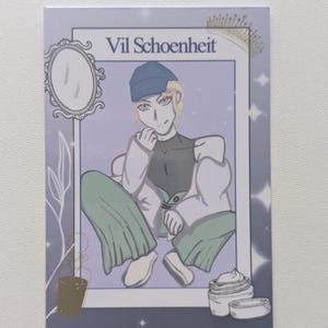 Puede incluir: Una tarjeta rectangular con la ilustración de un personaje llamado Vil Schoenheit que lleva una gorra azul, una camiseta oscura y pantalones verde claro. El diseño incluye un espejo, una corona y un tarro de crema sobre un fondo violeta claro.