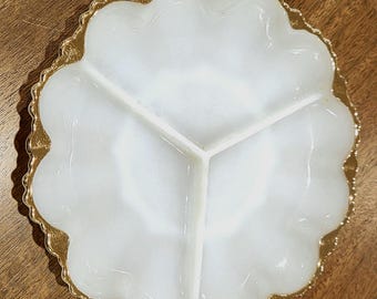 Plato dividido de vidrio opalino Federal Glass: diseño de pétalos de mediados de siglo, plato para servir con borde dorado