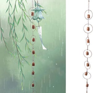 Puede incluir: Un carillón decorativo con una parte superior en forma de pagoda y múltiples campanas de color bronce. El carillón cuelga de una cadena y presenta una serie de anillos circulares. El fondo muestra una escena verde y lluviosa con ramas de sauce.