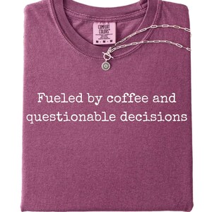 Comfort Colors® Angetrieben durch Kaffee und fragliche Entscheidungen Shirt, lustiges Papa T-Shirt, Kaffee-Liebhaber Geschenk, lustiger Humor Shirt, sarkastisches Geschenk