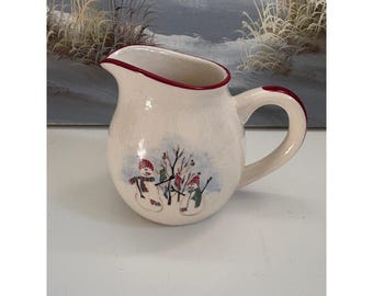 Jarra de crema de gres Royal Seasons con diseño de muñeco de nieve, borde rojo, ideal para Navidad.