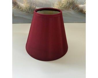Bordeauxrode stoffen kleine taps toelopende lampenkap met clipbevestiging, 12,7 cm hoog.