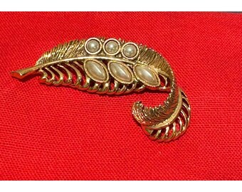 Vintage Gold Ton Feder Brosche Pin mit Faux Pearl Akzente | Gebrauchter Zustand