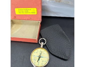 Medidor de mapas alemán antiguo y brújula de bolsillo con estuche.