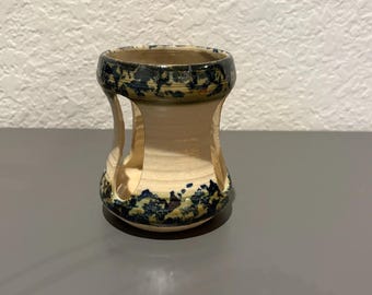 Castiçal de cerâmica artesanal em estúdio, com esmalte azul abstrato, aproximadamente 11,5 cm de altura x 10 cm de diâmetro.