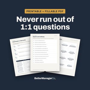 Può includere: Un documento PDF stampabile e compilabile intitolato Never run out of 1:1 questions di BetterManagerCo. Le pagine presentano elenchi strutturati e griglie di domande professionali di check-in e benessere per riunioni, stampate in nero su carta color crema.