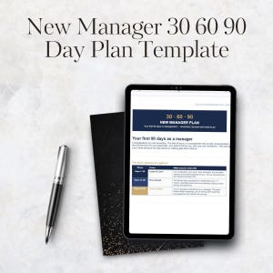 Op de afbeelding: Een digitale tablet met een 30 60 90 dagen plan-sjabloon voor nieuwe managers, met een gestructureerde tabel voor de dagen 1-30, 31-60 en 61-90. Een zwart-zilveren balpen ligt naast een zwart notitieboek met gouden spikkels.