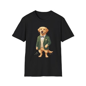 Puede incluir: Camiseta negra con una ilustración de dibujos animados de un Labrador Retriever dorado con una blazer verde, pajarita y chaleco. El perro está de pie. El diseño está centrado en la camiseta.