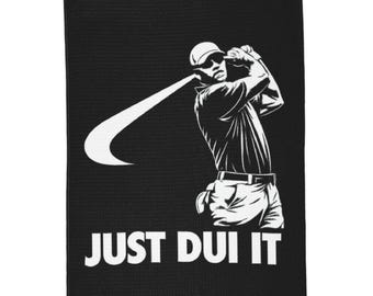 Toalla de golf divertida con el lema "Just DUI It" de Tiger Woods, toalla de golf de microfibra con clip y ojal, toalla de golf hilarante, regalo de golf para palos y pelotas.