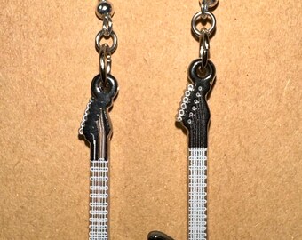 Orecchini Pendenti Extralarge A Forma Di Chitarra Elettrica, Smalto Bianco E Nero, Tono Argento – Ideali Per Musicisti E Amanti Del Rock