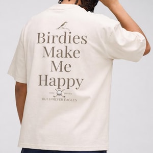 Könnte beinhalten: Ein Set aus drei Keramikbechern mit gesprenkelter, matter Oberfläche. Die Becher sind in Creme-, Hellgrau- und Dunkelgrautönen gehalten. Jeder Becher hat ein schlichtes, minimalistisches Design und einen abgerundeten Henkel. Für Kaffee oder Tee.