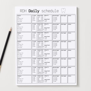 Op de afbeelding: Een wit papier met een zwart afgedrukte dagelijkse planning voor een mondhygiënist. De planning bevat secties voor patiëntinformatie, röntgenfoto's, bezoeken en notities. Een zwarte potlood met een gouden bus ligt aan de linkerkant van het papier.