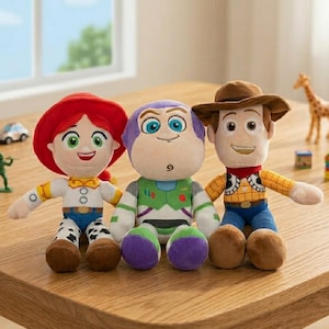 Pode incluir: Tr&ecirc;s bonecos de pel&uacute;cia dos personagens de Toy Story: Jessie com chap&eacute;u vermelho, Buzz Lightyear em traje espacial verde e branco e Woody com chap&eacute;u e colete de cowboy. Os bonecos est&atilde;o em uma mesa de madeira com acess&oacute;rios de brinquedo.