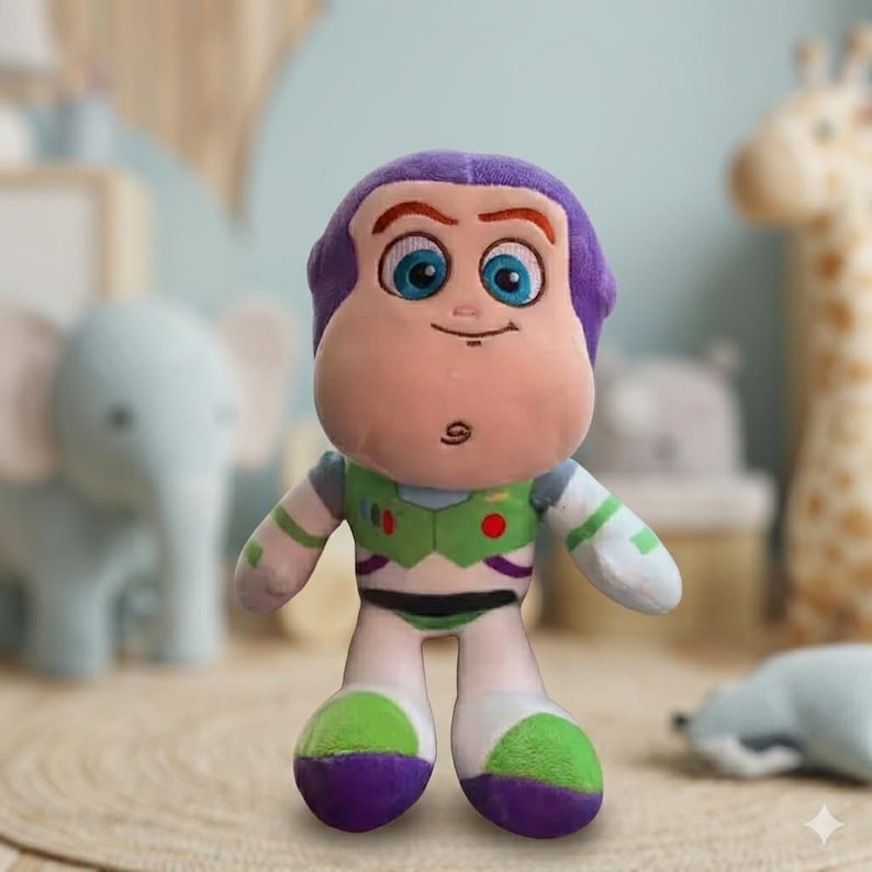Pode incluir: Um brinquedo de pel&uacute;cia Buzz Lightyear, com uma cabe&ccedil;a roxa, olhos azuis grandes e um traje espacial verde e branco. O brinquedo tem uma express&atilde;o amig&aacute;vel e est&aacute; em p&eacute; sobre um tapete tecido. O fundo est&aacute; desfocado, sugerindo um ambiente de ber&ccedil;&aacute;rio ou sala de jogos.